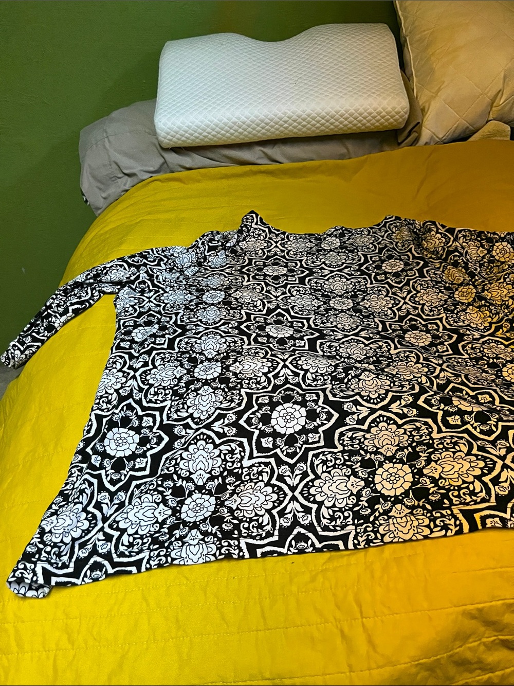 croft & barrow Black and White Floral-Mandala 1/4 sleeve